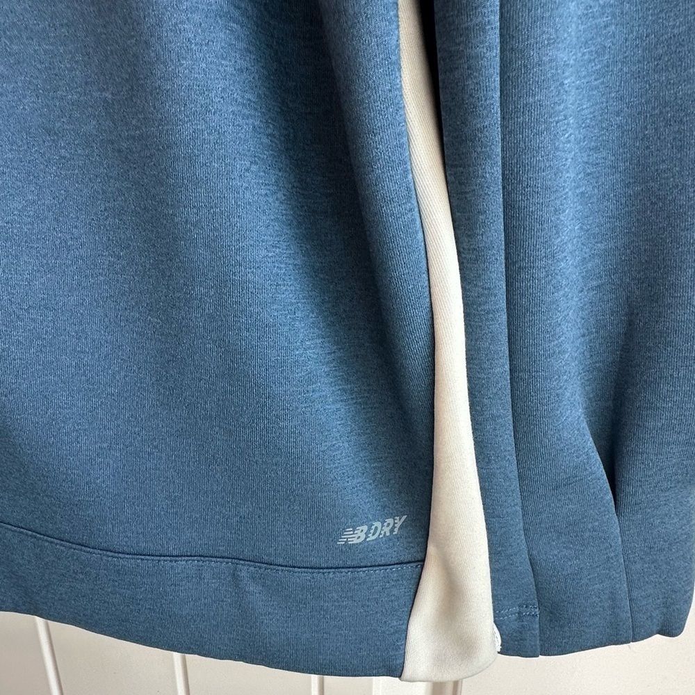 New Balance Woman’s speed run Sweater in stone blue heather. - Picture 4 of 8